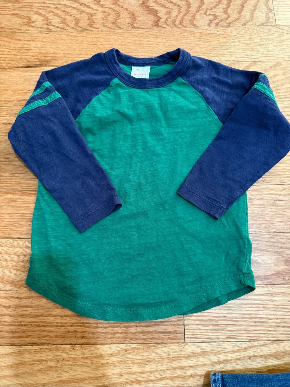 Hanna Andersson Green Body Navy Raglan Long-Sleeve Tee